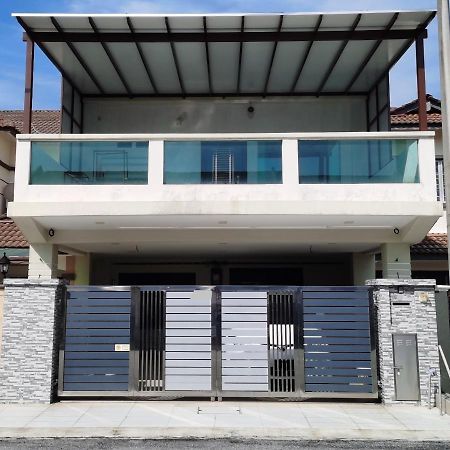 Bbt Double Storey Balcony Bukit Tinggi Home Klang Exterior photo